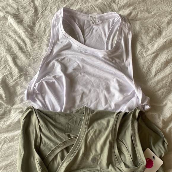 Yogalicious 2 Pack of Tank Tops Abbey Stone/White NWT LARGE​ - Picture 2 of 4